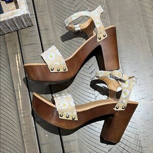 Madden Girl White Daisy Embroidered Platform Sandals